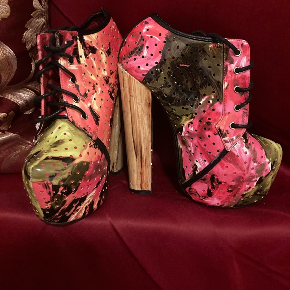 Red kiss platform patent leather heels